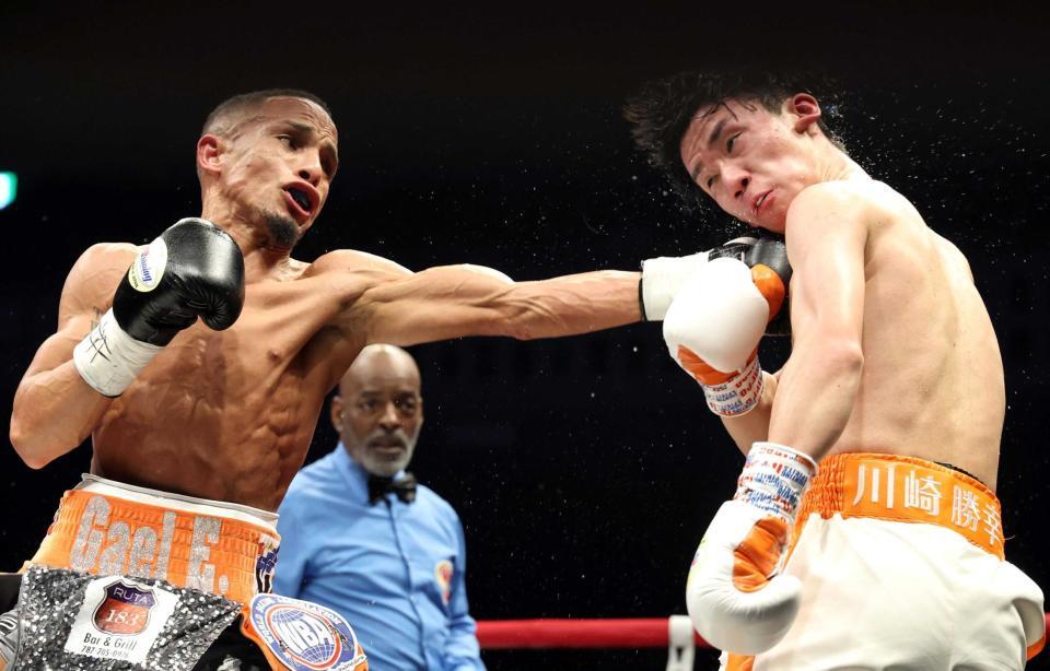 　９回、レネ・サンティアゴに攻められる高見亨介（撮影・佐々木彰尚）