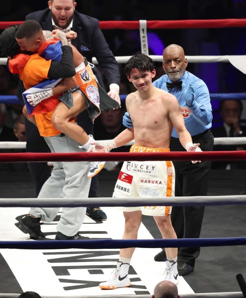 　判定でレネ・サンティアゴに敗れ不満そうな高見亨介