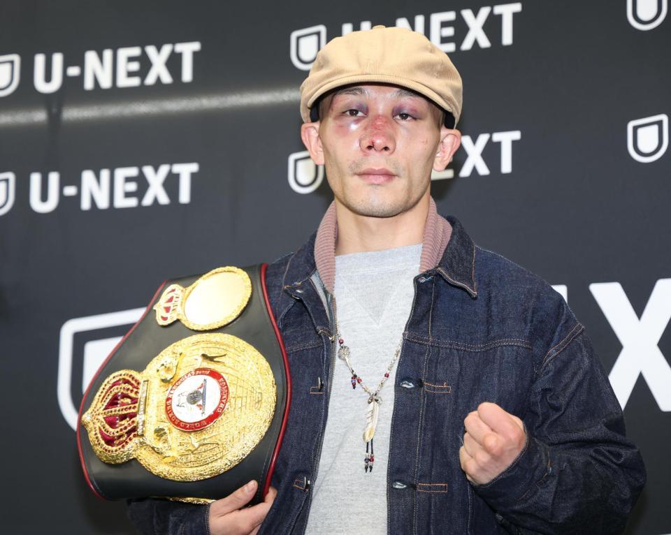 　激闘から一夜明け、痛々しい顔で登場した堤聖也（撮影・金田祐二）