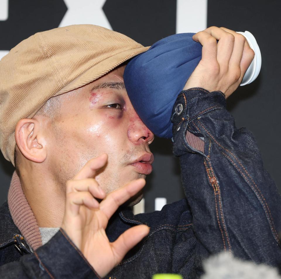 　痛みで氷のうを当てながら質問に答える堤聖也（撮影・金田祐二）