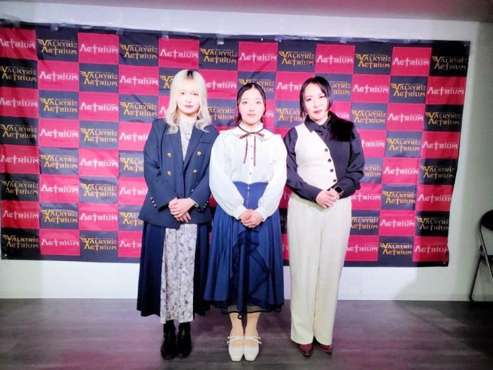 ＡＣＴＲＩＵＭの旗揚げ記者会見を行った惡斗（右）ら