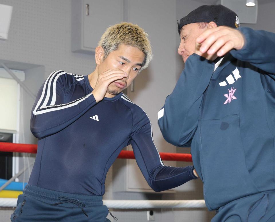 　サラストレーナー（右）を相手に練習する井岡一翔（撮影・西岡正）