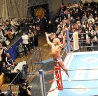 　ファンの声援に応える棚橋弘至