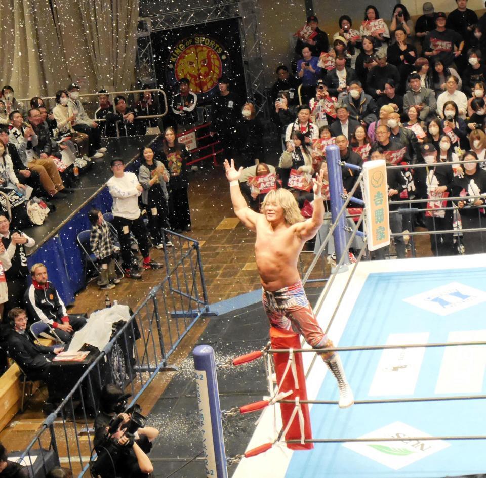 　ファンの声援に応える棚橋弘至