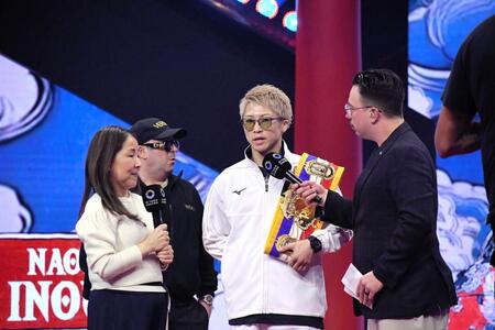 　サウジアラビア興行の公式イベントに登場し、司会者とやり取りする井上尚弥（中央）