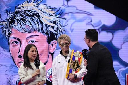 　サウジアラビア興行の公式イベントに登場した井上尚弥（中央）