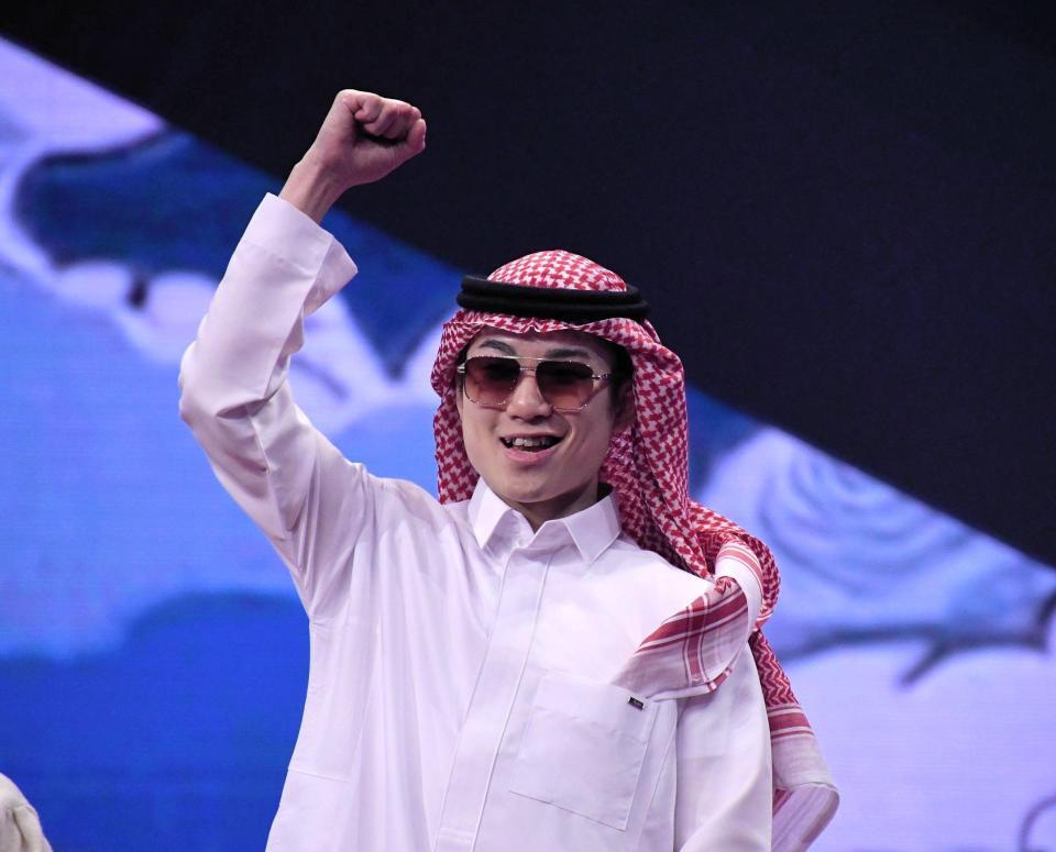 　サウジアラビア興行のイベントで、現地の伝統的な服装「トーブ」を着て登場した寺地拳四朗