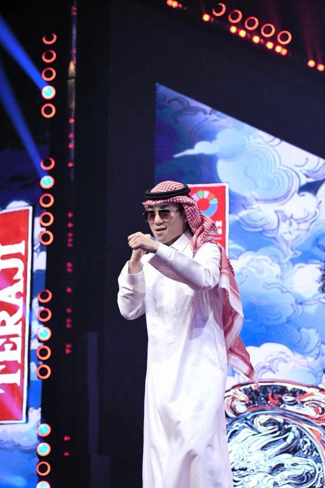 　サウジアラビア興行のイベントで、現地の伝統的な服装「トーブ」を着て登場した寺地拳四朗