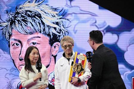 　サウジアラビア興行の公式イベントに登場した井上尚弥（中央）