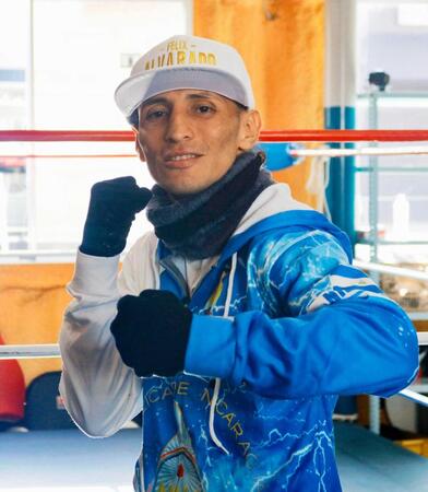 　練習を公開し、ポーズをとる挑戦者のフェリックス・アルバラード