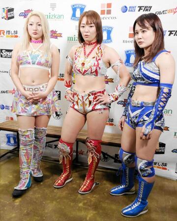 　コメントする（左から）ＣｈｉＣｈｉ、Ｓａｒｅｅｅ、叶ミク