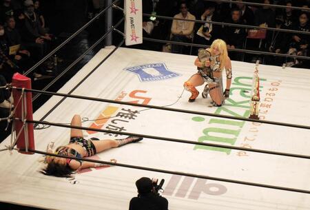 　リングで星来芽依への感謝をマイクする水森由菜