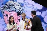 　サウジアラビア興行の公式イベントに登場した井上尚弥（中央）