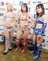 　コメントする（左から）ＣｈｉＣｈｉ、Ｓａｒｅｅｅ、叶ミク