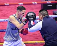 　井上尚弥戦に向けた公開練習イベントで、鋭いパンチをミットに打ち込むアラン・ピカソ（左）