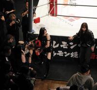 　場外戦で安納サオリを攻める上谷沙弥