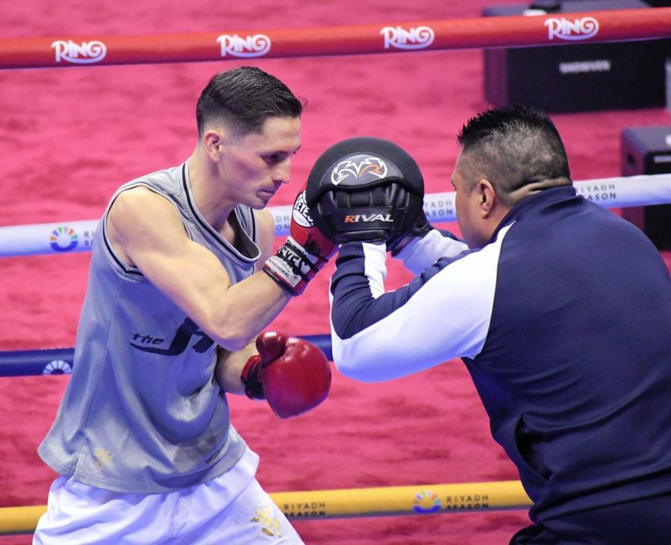 　井上尚弥戦に向けた公開練習イベントで、鋭いパンチをミットに打ち込むアラン・ピカソ（左）