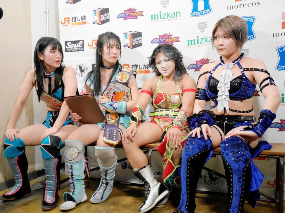 　バックステージで闘志を燃やす（右から）安納サオリ、飯田沙耶、玖麗さやか、さくらあや