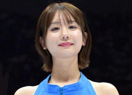 【写真】寄りで見てもやっぱりかわい過ぎる！お茶目なポーズの美人サンタさん