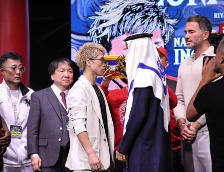 　２７日の対戦を前にフェースオフでにらみ合った井上尚弥（手前左）とアラン・ピカソ（同右）