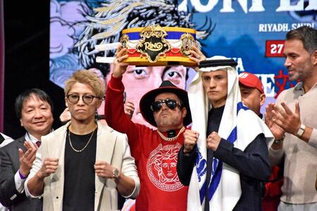 　記者会見でポーズをとる世界スーパーバンタム級主要４団体統一王者の井上尚弥（手前左）と挑戦者のアラン・ピカソ（同右）＝共同