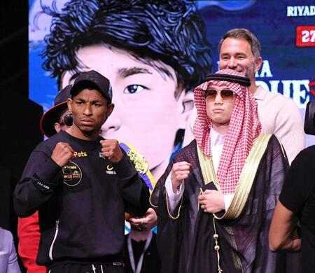 　対戦相手のウィリバリド・ガルシア（左）と向かい合った寺地拳四朗