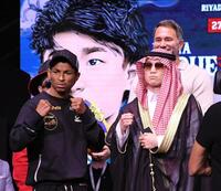 　対戦相手のウィリバリド・ガルシア（左）と向かい合った寺地拳四朗