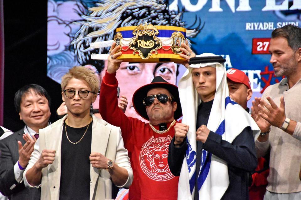 　記者会見でポーズをとる世界スーパーバンタム級主要４団体統一王者の井上尚弥（手前左）と挑戦者のアラン・ピカソ（同右）＝共同