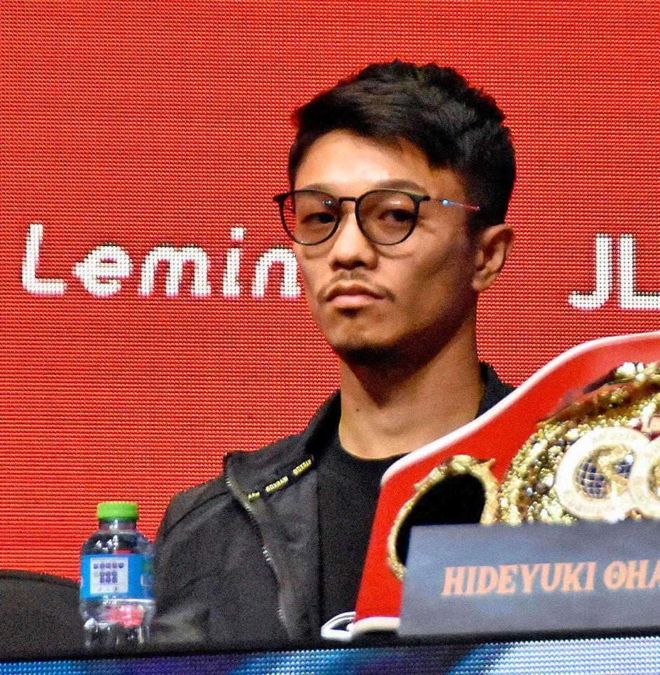　スーパーバンタム級初戦を控え、記者会見する中谷潤人（共同）