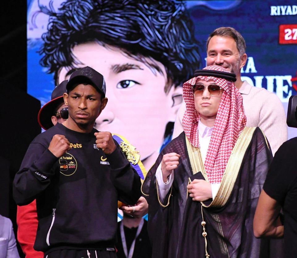 　対戦相手のウィリバリド・ガルシア（左）と向かい合った寺地拳四朗