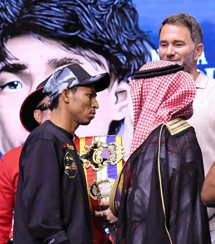 　対戦相手のウィリバリド・ガルシア（左）と至近距離でにらみ合った寺地拳四朗