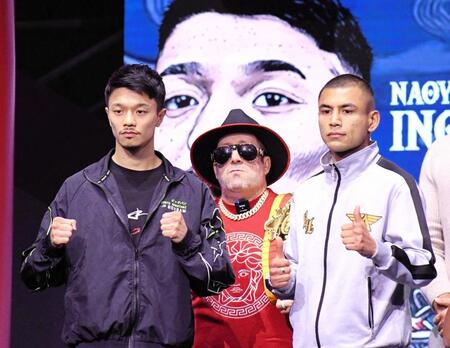 　対戦相手のセバスチャン・ヘルナンデス（右）と向かい合った中谷潤人