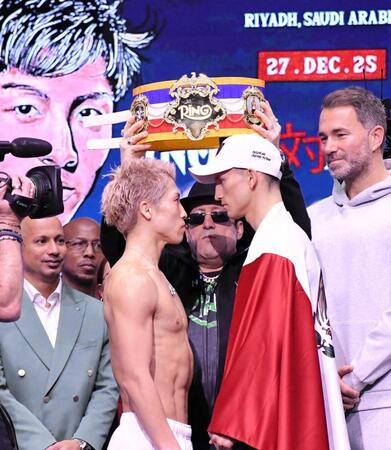 　フェースオフで、至近距離でにらみ合う井上尚弥（左）とアラン・ピカソ