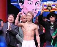 　公開計量クリア後にポーズを取る井上尚弥。左は大橋ジムの大橋秀行会長