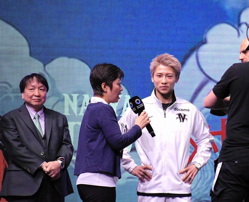 　公開計量クリア後にインタビューを受ける井上尚弥。左は大橋ジムの大橋秀行会長