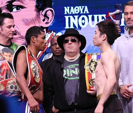 　２６日の公開計量で向かい合ったウィリバルド・ガルシア（左）と寺地拳四朗