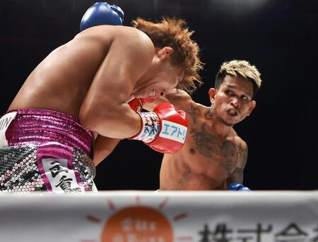 　１回、溝越斗夢（左）を攻めるカシメロ