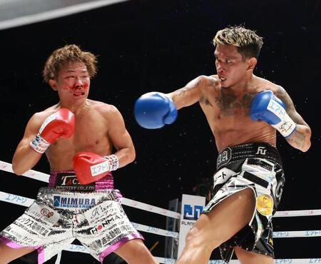 　４回、溝越斗夢（左）を攻めるカシメロ