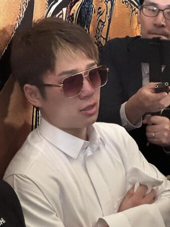 　会見する寺地拳四朗