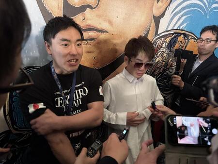 　会見で涙を流す寺地拳四朗