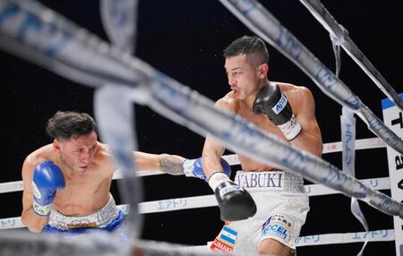 　３回、フェリックス・アルバラード（左）と攻め合う矢吹正道