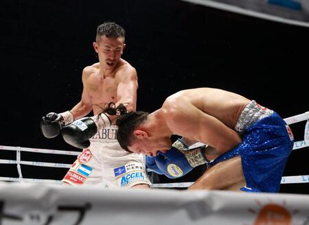 　１２回、フェリックス・アルバラード（右）を攻める矢吹正道