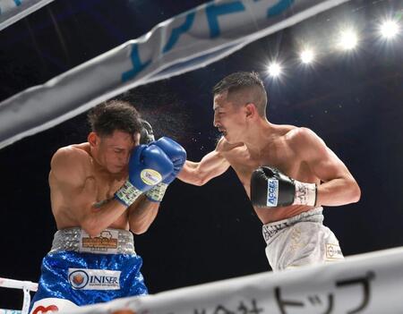 　６回、フェリックス・アルバラード（左）を攻める矢吹正道