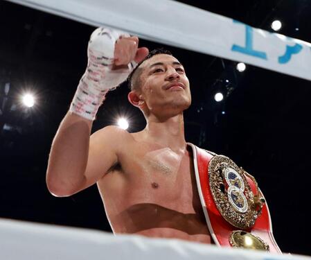 　チャンピオンベルトを手にする矢吹正道