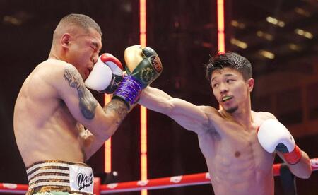 　セバスチャン・エルナンデスを攻める中谷潤人（ゲッティ＝共同）