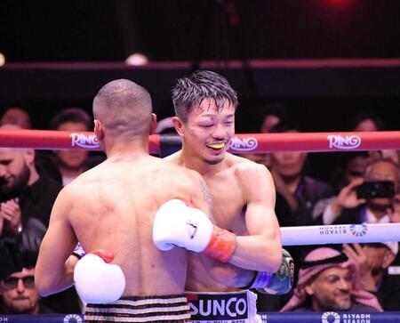 　スーパーバンタム級での初戦でエルナンデス（手前）に苦戦しながらも判定勝ちした中谷潤人