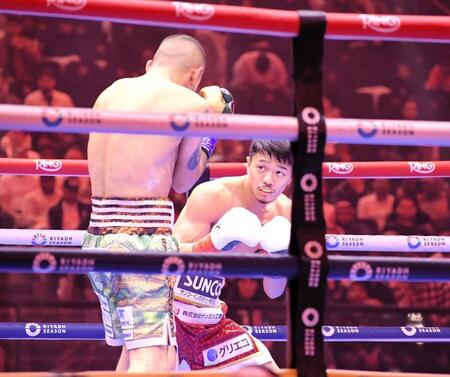 　サウジアラビアでスーパーバンタム級での初陣に臨んだ中谷潤人（右）