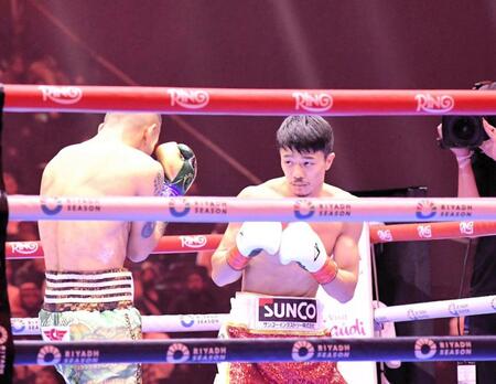 　サウジアラビアでスーパーバンタム級での初陣に臨んだ中谷潤人（右）