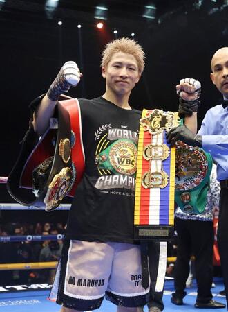 　ボクシングの世界スーパーバンタム級４団体王座防衛戦で判定勝ちし、ベルトを抱える井上尚弥。史上最多の世界戦27連勝を達成した（ゲッティ＝共同）