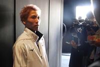 　取材に応じる井上尚弥（共同）